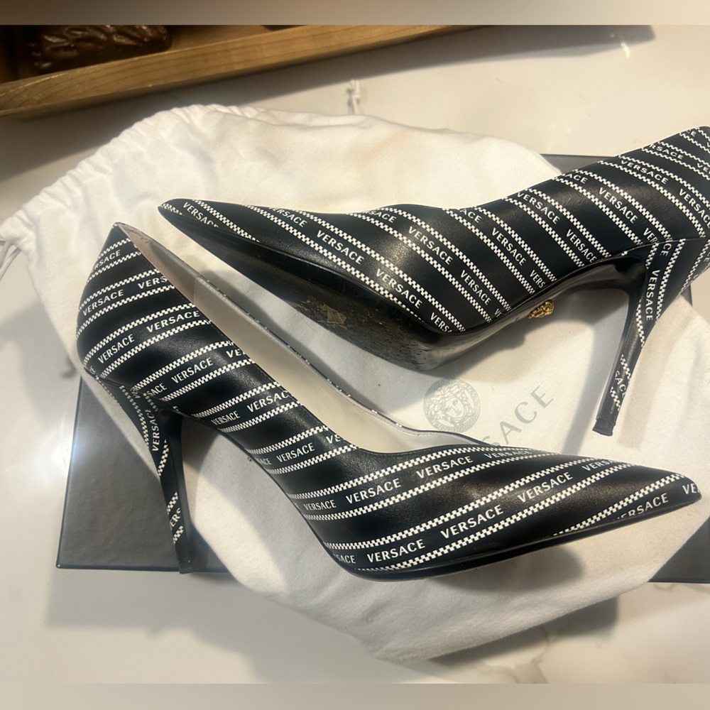 Great condition Versace black and white tribute logo heels - Picture 2 of 10
